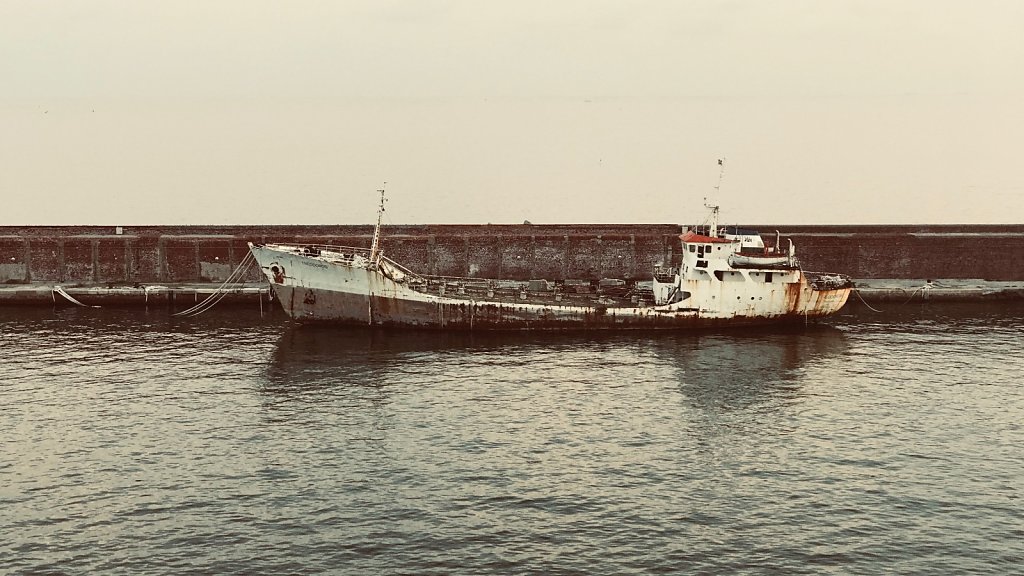 alte Schiffe im Hafenbecken